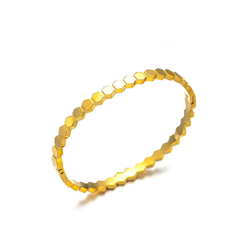 This full bracelet exudes a high-end feminine charm and is a sophisticated and elegant accessory