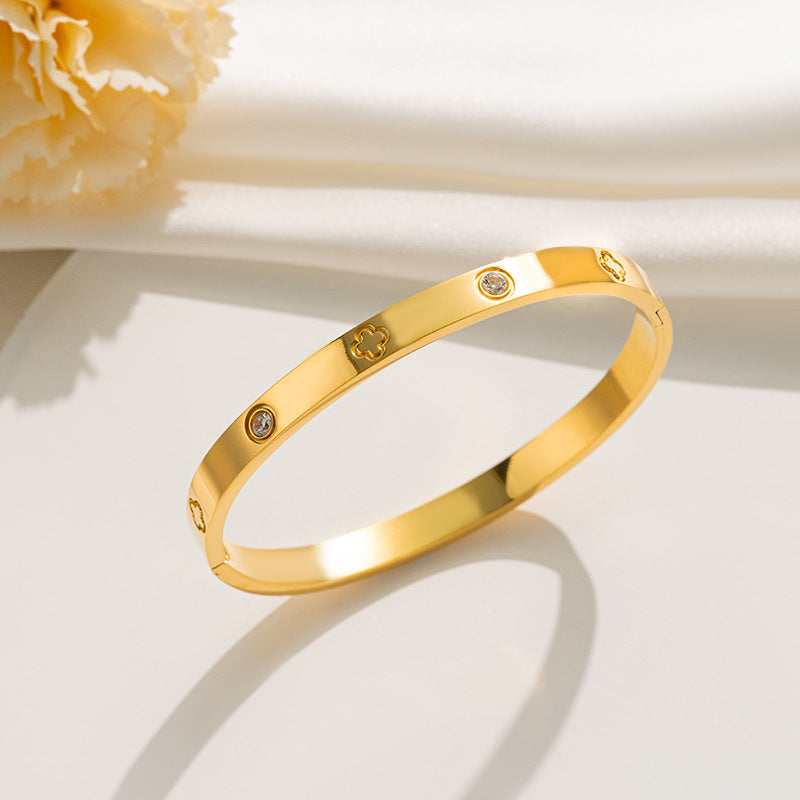 This full bracelet exudes a high-end feminine charm and is a sophisticated and elegant accessory