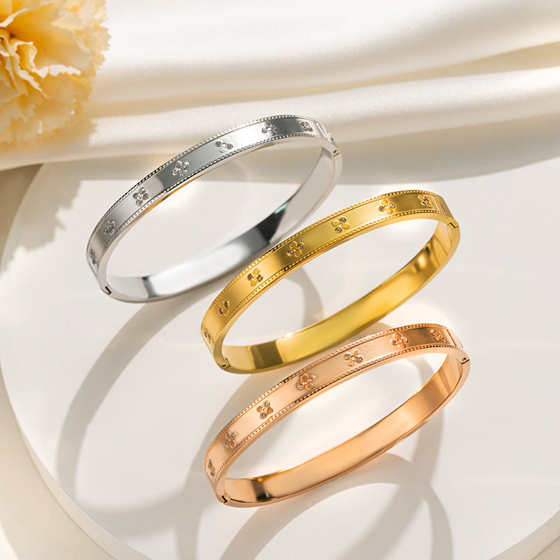 This full bracelet exudes a high-end feminine charm and is a sophisticated and elegant accessory