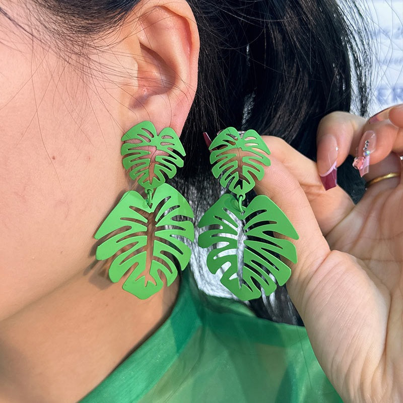 Hollow leaf earrings for fashion