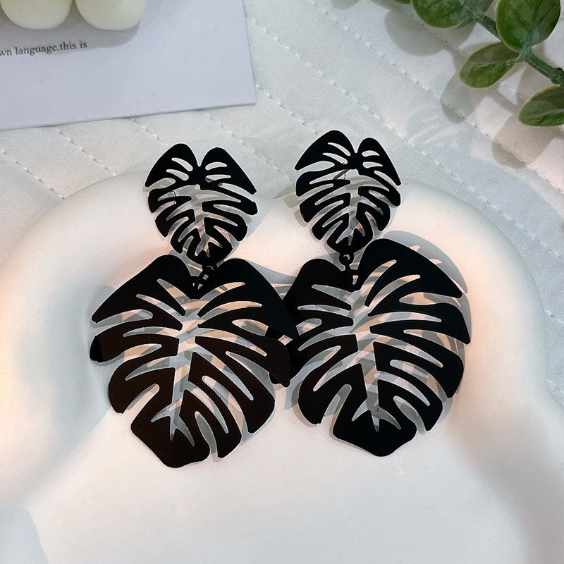 Hollow leaf earrings for fashion