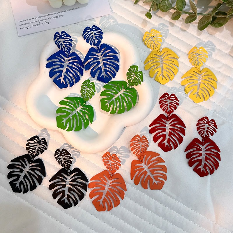 Hollow leaf earrings for fashion