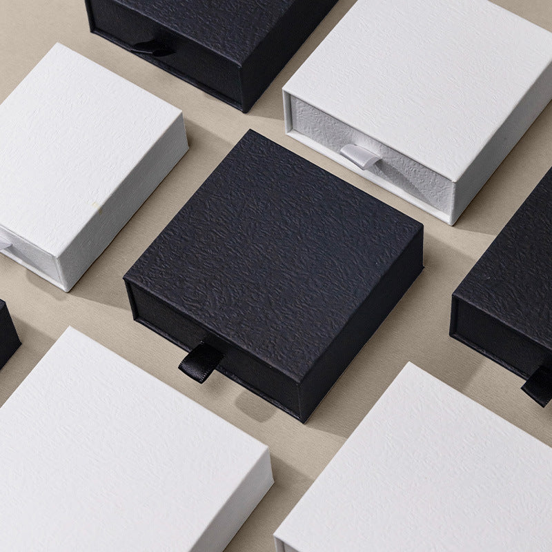 High-end black and white jewelry box, ring, bracelet, jewelry box, exquisite bracelet and jewelry packaging box